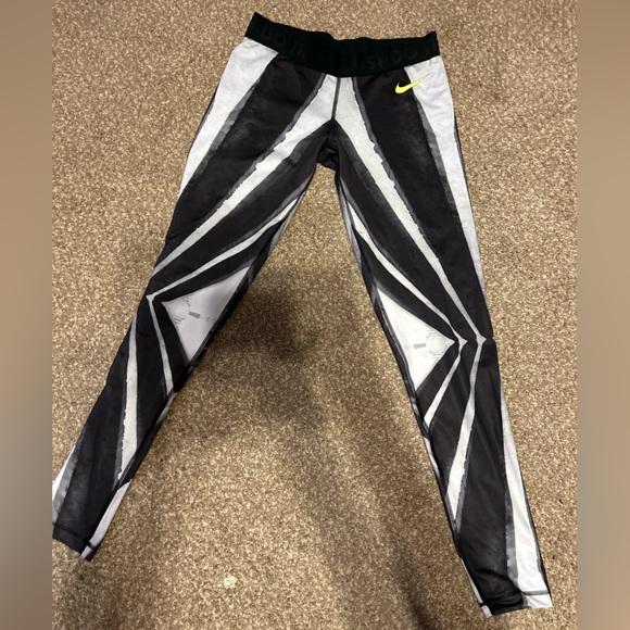 Nike Pants - Nike leggings size medium nwot